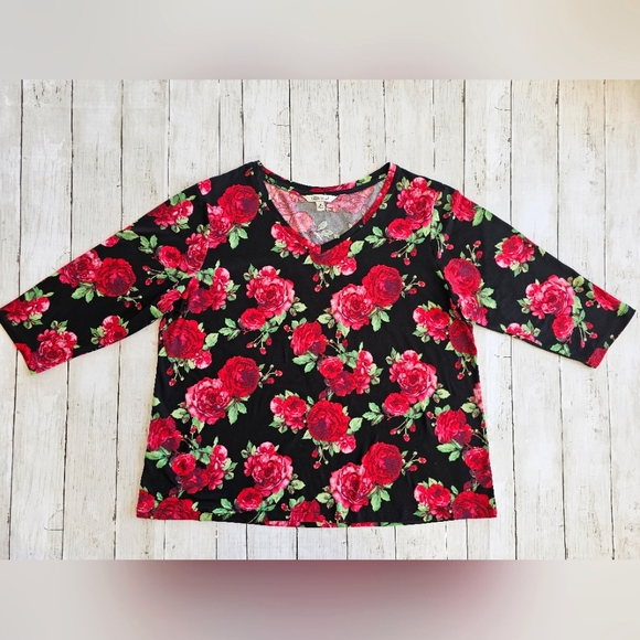 Pioneer Woman Half Sleeve Butter Soft Black, Green & Red Rose Floral Vneck Top - Picture 2 of 10